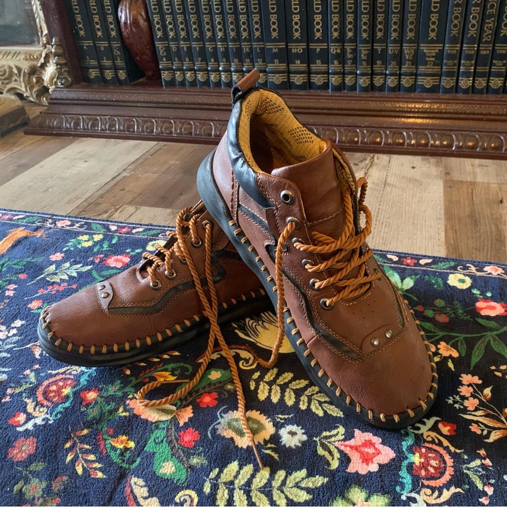 NWOB brown leather retro chukka ankle boots walking shoes